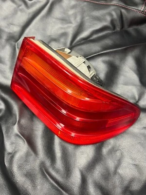 Luz trasera pasajero derecho OEM MERCEDES-BENZ E320 E430 E420 E55 2108200664 Foto 1 de 4