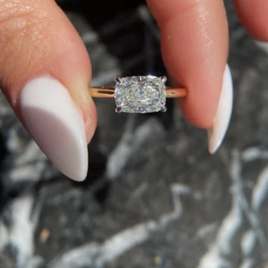 Alianza de oro amarillo de 18k 2,50 quilates IGI laboratorio creado diamante talla cojín - Imagen 1 de 9