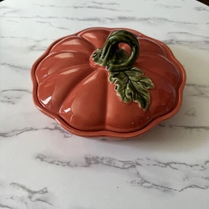 Better Homes and Gardens Ceramic Pumpkin Pie 10” Covered Baking Dish - Picture 1 of 4