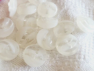 Lot 17 petits boutons vintage blanc transparent  à trous 1,3 cm ref 603 - Photo 1/2