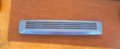 PIEZA BISEL DEFLECTOR CONGELADOR FRIGIDAIRE # 2971929 Foto 1 de 2