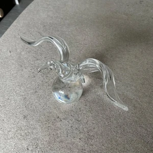 Steuben Crystal Bird in Flight on Globe Art statuina in vetro USA - Foto 1 di 11