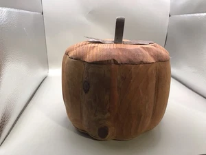 Contenedores de calabaza de madera Pier 1 otoño y Halloween con tapas, estilo básico de cabaña (2) - Imagen 1 de 10