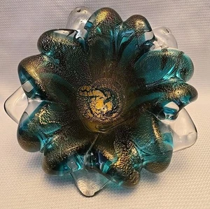 Cenicero de cristal artístico con flores de Murano con volantes azules y verdes - Imagen 1 de 10