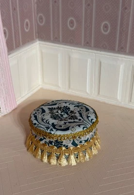 Cojín redondo victoriano 1:12 hecho artesanalmente miniatura para casa de muñecas Foto 1 de 4