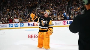 MARK ANDRE FLUERY PITTSBURGH PENGUINS WAVES TO FANS LAST TIME 9/27/25 - Picture 1 of 1