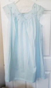 Camisón vintage azul polvo bordado rosa encaje - Imagen 1 de 4