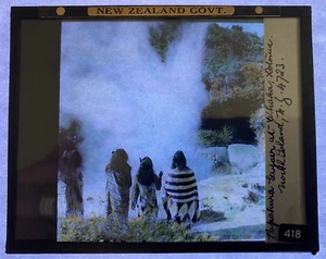 FARBIGER MAGISCHER LATERNENSCHIEBER NEUSEELAND GOV'T PAPAKURA GEYSIR WHAKA ROTORUA 1920 - Bild 1 von 2