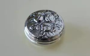 ANTICA SCATOLA PER TABACCO DA FIUTO/PILLOLE ARGENTO STERLING 900 REPOUSSE FLOREALE 13 GRAMMI - Foto 1 di 6