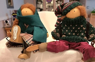 Juego de sillas de estante de madera de arte popular patinador y esquiador Foto 1 de 4