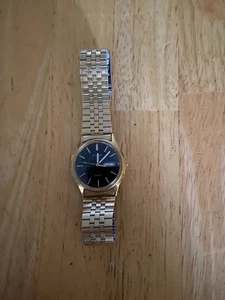 Vintage Pulsar V533-8B50 Quartz Herrenuhr Tag / Datum. " Blau, Gold & Silber. - Bild 1 von 4