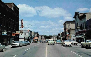 Postal de Main Street Cars Fort Atkinson Wisconsin 1960c - Imagen 1 de 2