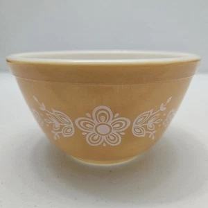 Vintage Pyrex “Butterfly Gold” Mixing Bowl #401 — 1.5 Pt (3/4 Qt) — 1970s USA - Picture 1 of 3