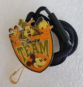 DISNEY TEAM Vintage WDW CAST EXCLUSIVO SOPORTE DE IDENTIFICACIÓN CORDÓN TIPO BOLO ~ ENVÍO GRATUITO - Imagen 1 de 4