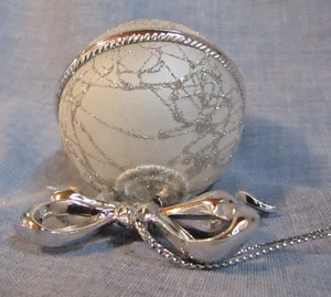 VINTAGE WHITE AND SILVER 2 CHRISTMAS ORNAMENTS WITH METAL BOW RIBBON - Picture 1 of 4