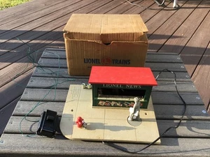 VINTAGE LIONEL 128 ANIMATED NEWS STAND NEWSSTAND IN ORIGINAL BOX UNTESTED - Picture 1 of 8