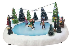 LED Weihnacht Szene - Eisbahn m. fahrenden Figuren - Deko Winter Dorf beleuchtet - Bild 1 von 4