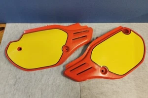 HONDA CR 80 Seitenverkleidung OEM Side Plate 1985-1986 flash-red - Bild 1 von 2