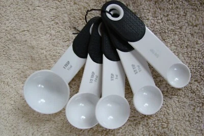 JUEGO DE CUCHARA MEDIDORA KITCHENAID COMFORT GRIP, BLANCO Y NEGRO Foto 1 de 3