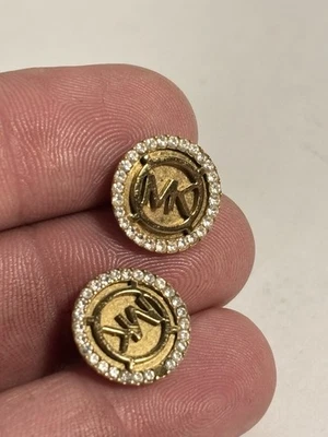 Aretes Michael Kors tono dorado con logotipo pavé raros hermosos faltantes piedra Foto 1 de 4