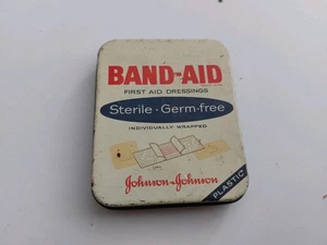 Lata de curitas Johnson Johnson vintage. 8,5x7x2cm - Imagen 1 de 10