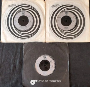 Status Quo - 3 x Vinyl Singles Vertigo 1st Pressings Down Down Caroline M188 - Imagen 1 de 8
