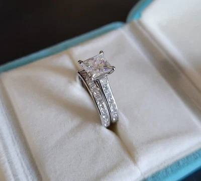 Impresionante juego de boda de platino cultivado en laboratorio y moissanita corte princesa de 4,25 quilates Foto 1 de 4