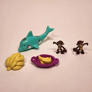 Konvolut Polly Pocket Fountain Falls Delphin Affen Bananen Zubehör Spielzeug Posten - Bild 1 von 11