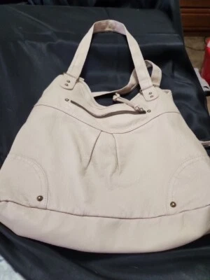 Bolso de Mano Estilo And Company Beige con Acabado Guijarro y Borde de Latón Cuero Muy Suave Foto 1 de 4