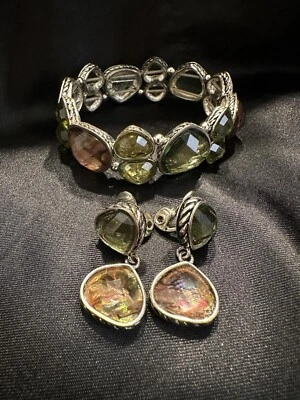 Pulsera elástica Napier vintage tono plata en forma de corazón facetada verde/ámbar Foto 1 de 4