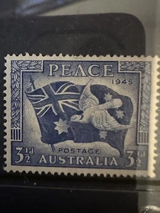 1946 AUSTRALIA 3 1/2d BLUE PEACE STAMP Mnh - Picture 1 of 1