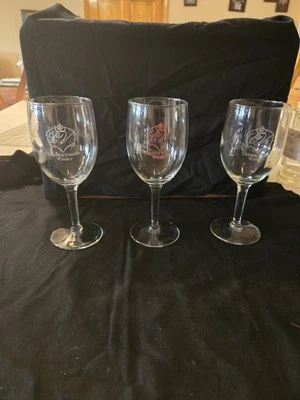 Juego descontinuado de 3 copas de vino pequeñas con tallo de Crown Valley Winery. Dos... Foto 1 de 4