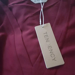 Tolles bordeauxfarbenes Shirt   NEU - Bild 1 von 8