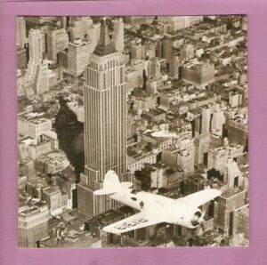 AIRPLANE IN FLIGHT OVER NEW YORK CITY  carte postale  14 x14 /ed Top Art Italy