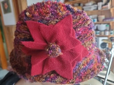 Dos sombreros vintage de aleta para mujer con detalle de flores de lana Foto 1 de 4