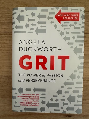 Grit: The Power of Passion and Perseverance by Angela Duckworth Foto 1 de 2