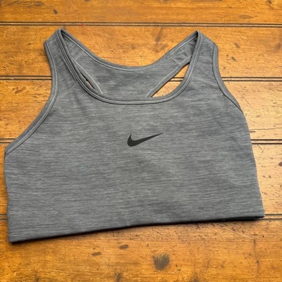 Sujetador deportivo Nike Dri Fit gris medio espalda deportiva ropa deportiva entrenamiento Foto 1 de 4