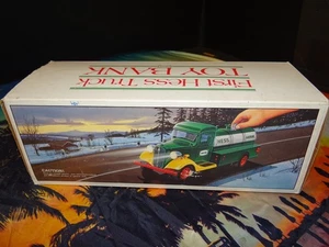 Banco de juguetes Hess 1985 gasolina primer camión Hess con luces de trabajo nuevo en caja de colección - Imagen 1 de 3
