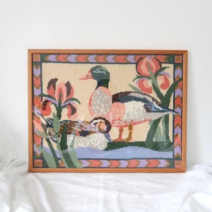 Cuadro bordado a punta de aguja completo vintage enmarcado en crewel flores de pato - Imagen 1 de 5