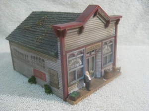 Spur HO Gemischtwarenladen mit Innenausstattung zusammengebaut - verwittert - detailliert - Bild 1 von 7