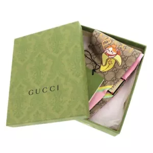 GUCCI Bananya Colaboración Bufanda de Seda Cuello Lazo Beige Rosa Banana Gato Sin Usar - Imagen 1 de 4