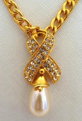 Collar Ivana Trump tono dorado con piedras transparentes y perlas de imitación Foto 1 de 4