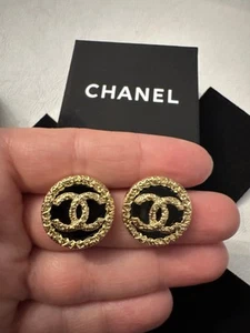 Pendientes redondos de moda con marca de coco de Chanel de oro negro - Imagen 1 de 4