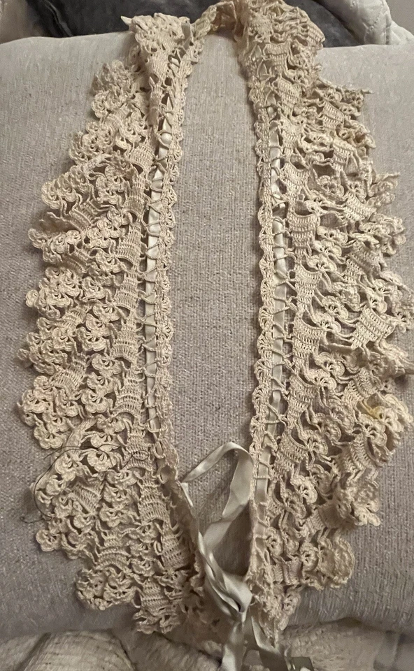 Antiguo cuello de ganchillo de encaje victoriano o eduardiano con cinta azul Foto 1 de 4