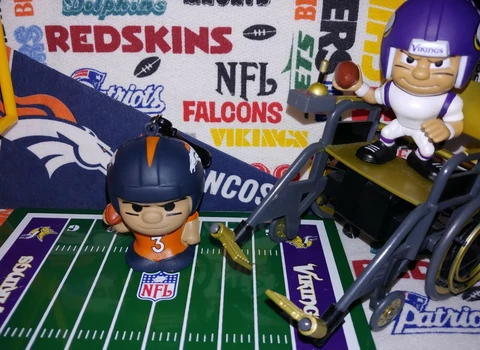 2021 NFL Series 4 SqueezyMates Denver Broncos QB Drew Lock 2.5in fig (Teenymate) Cover