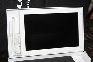 BSIMB 10.1" Vision 10 (BS-W10T-WA) 32GB Wifi Digital Picture Frame Box - White - Picture 1 of 3