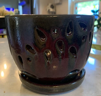 Flor de orquídea perforada brillante maceta maceta platillo cerámica terra rojo oscuro Foto 1 de 4