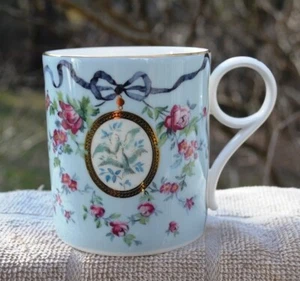 VINTAGE WEDGWOOD FINE BONE CHINA RIBBON & WILD ROSE COFFEE/TEA CUP - Picture 1 of 4