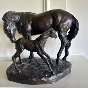 Scultura vintage EQUESTRE puledro e madre cavallo firmata Belden resina marrone cioccolato - Foto 1 di 9