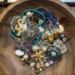 Tarro de masón de joyas rotas, cuentas, restos diversos para artesanía reutilización lote 3 - Imagen 1 de 5